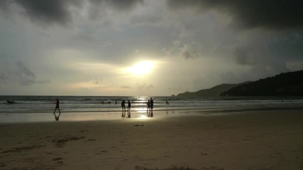 Paisaje marino al atardecer reflejado en arena de playa húmeda con olas entrantes — Vídeos de Stock