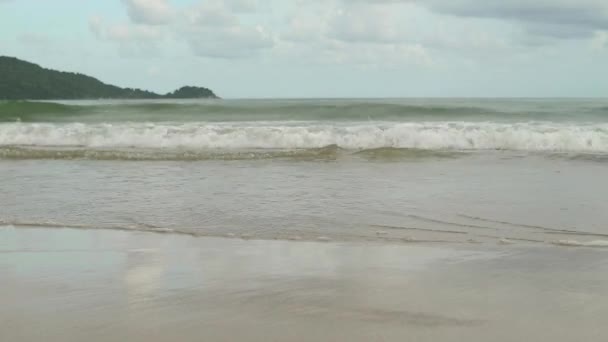 Zeegezicht met golven op zanderige oever. bewolkte hemel en tropisch strand — Stockvideo