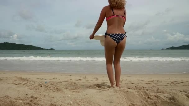 Bela mulher magra descansando em uma praia ensolarada — Vídeo de Stock