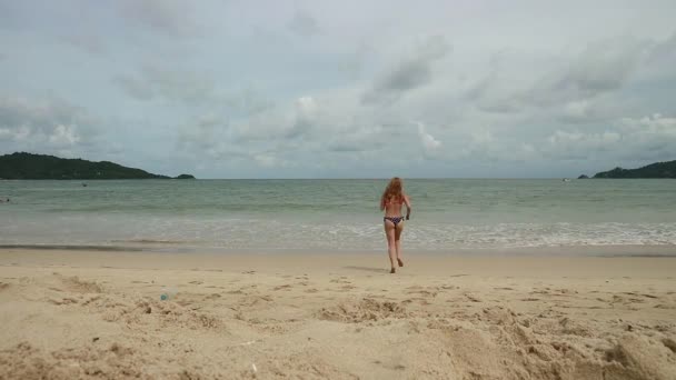 Belle fille profitant de vacances d'été à la plage entre dans la mer. Voyage vacances de femme heureuse en bikini — Video