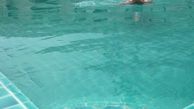 Otel yüzme havuzu ve caming dışarı içine ince güzel kadın gelir. yaz tatil kavramı