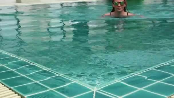 Mulher bonita magro entra em hotéis piscina e caming para fora. conceito férias de verão — Vídeo de Stock