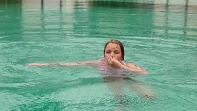 Otel havuzunda su ile oynayan kız. Açık havada su eğleniyor çocuk