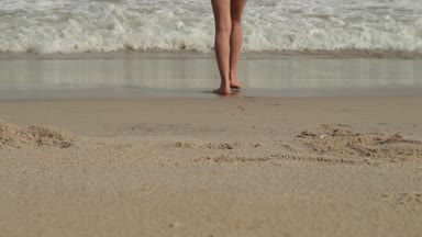 Bir bikini kaygısız kadınlar konusu denize dalgaları ile güneşlenme ve plaj tatil sahiptir
