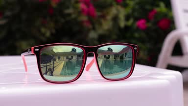 güneş gözlüğü yansımasıdır Gençler kız otel yüzme havuzunda tatil keyfini çıkarın. oynarken, yüzme ve suya atlama iki kız kardeş