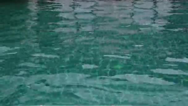 Söt tonåring flicka som leker skrattar finns hotell swimmingpool ha kul — Stockvideo