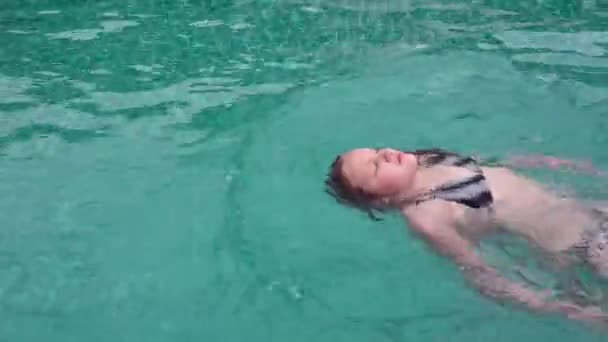 Linda chica adolescente jugando riendo nadando en hoteles piscina divirtiéndose — Vídeos de Stock