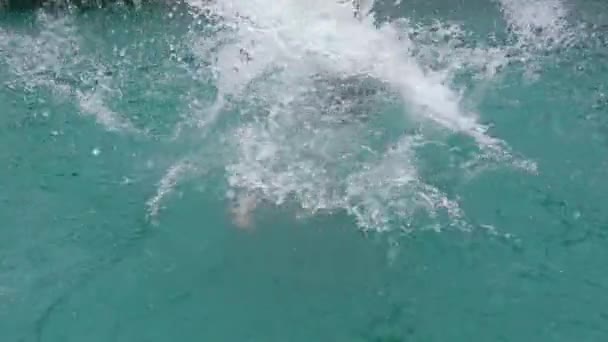 Довольно счастливая женщина прыгнула в бассейн. концепция летнего отдыха — стоковое видео
