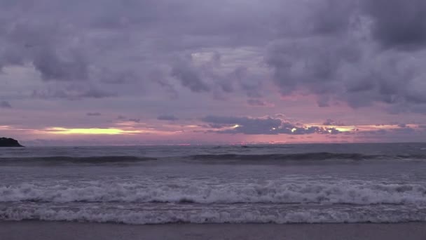 Das Meer spiegelt sich bei Sonnenuntergang im nassen Sand am Strand mit einfließenden Wellen. Motorboote mit Parasailing am Horizont — Stockvideo