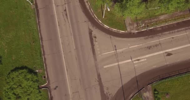 トップダウンの地方の町の小さな十字路の航空写真 — ストック動画
