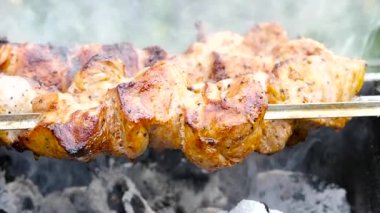 Barbekü ızgara açık sulu et. sıcak kömürleri ve duman. ağır çekim