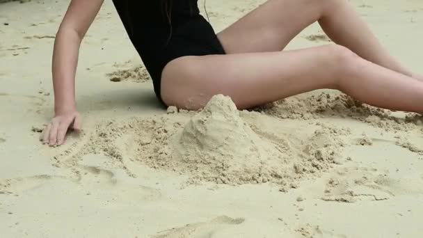 女人手玩沙子在异国情调的海滩和模糊的海洋背景。暑假概念 — 图库视频影像