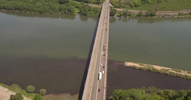 Το Top view γέφυρα πάνω από τον ποταμό του αυτοκινητόδρομου. βιομηχανικά απόβλητα στο νερό, έννοια της ρύπανσης του περιβάλλοντος. συμβολή των δύο ποταμών. 4k — Αρχείο Βίντεο