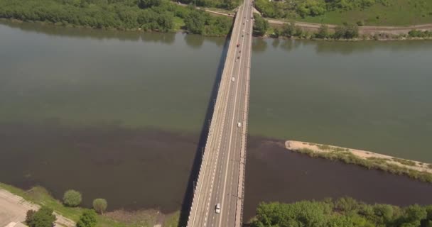 Puente de la autopista vista superior sobre el río. residuos industriales en el agua, concepto de contaminación ambiental. confluencia de dos ríos. 4K — Vídeo de stock