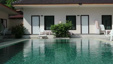 küçük kız bir yüzme havuzunda atlar. yaz tatili funy zamanında