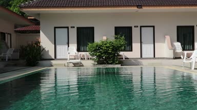 küçük kız bir yüzme havuzunda atlar. yaz tatili funy zamanında