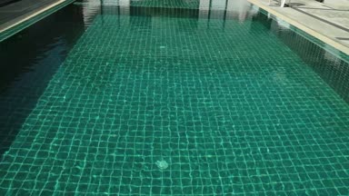 küçük kız bir yüzme havuzunda atlar. yaz tatili funy zamanında