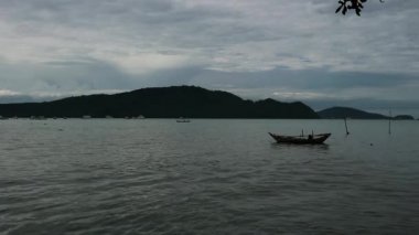 deniz dalgaları ve tekneler bir ufuk üzerinde. bulutlu gökyüzü ve tropikal plaj