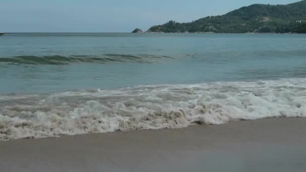Paisagem marinha com ondas na costa arenosa. céu nublado e praia tropical — Vídeo de Stock