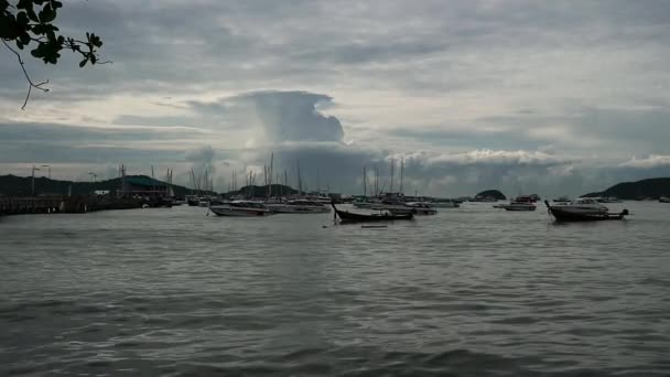 Paisaje marino con olas y barcos en un horizonte. cielo nublado y playa tropical — Vídeo de stock