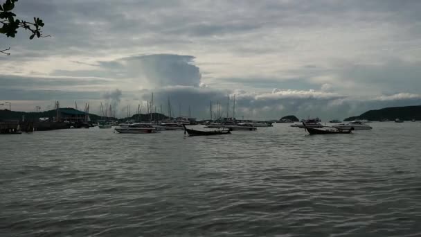 Paisagem marinha com ondas e barcos em um horizonte. céu nublado e praia tropical — Vídeo de Stock