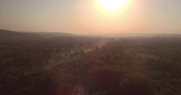 Vista aérea. sol brillante y smog sobre la ciudad. Problemas de ecología y contaminación atmosférica en las ciudades industriales . — Vídeos de Stock