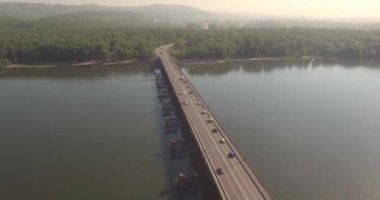 Havadan görünümü. Köprü ile küçük şehirde güneşli bir günde w Nehri üzerindeki trafik. 4k