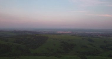Havadan görünümü ile smog batımında tepelerin üstünde. Hava kirliliği sanayi kenti çevresinde. 4k