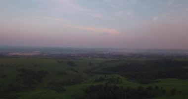 Havadan görünümü ile smog batımında tepelerin üstünde. Hava kirliliği sanayi kenti çevresinde. 4k