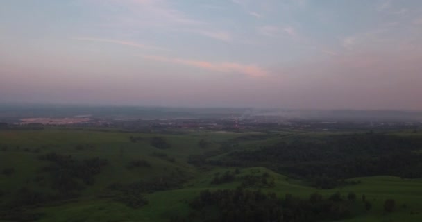 Вид з повітря над пагорбами з смогом на заході сонця. забруднення повітря навколо промислового міста. 4-кілометровий — стокове відео