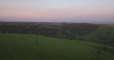 Havadan görünümü ile smog batımında tepelerin üstünde. Hava kirliliği sanayi kenti çevresinde. 4k