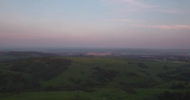 Luchtfoto uitzicht over de heuvels met smog bij zonsondergang. luchtverontreiniging rond de industriestad. 4k — Stockvideo