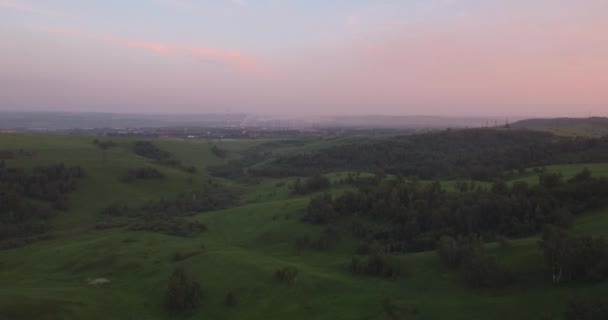 Vista aérea sobre as colinas com smog no por do sol. poluição do ar em torno da cidade industrial. 4K — Vídeo de Stock