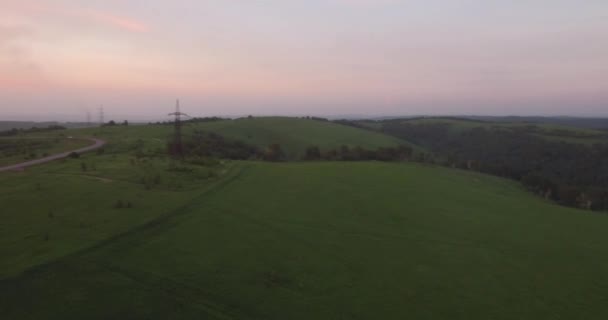 Luftaufnahme über die Hügel mit Smog bei Sonnenuntergang. Luftverschmutzung rund um die Industriestadt. 4k — Stockvideo