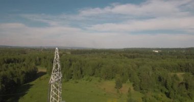 Ana sayfa görünümü, anteni: güç hatları. Elektrik yüksek gerilim destekler. İletim elektrik tel. 4k