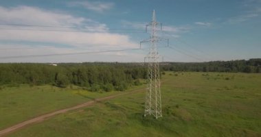 Ana sayfa görünümü, anteni: güç hatları. Elektrik yüksek gerilim destekler. İletim elektrik tel. 4k