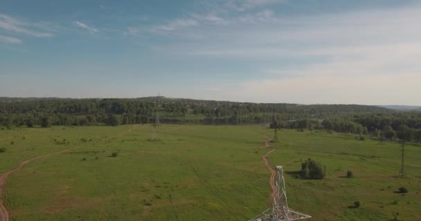 Top uitzicht, antenne: power lijnen. Elektrische hoog-voltage ondersteunt. Transmissie van elektriciteit via de kabel. 4k — Stockvideo