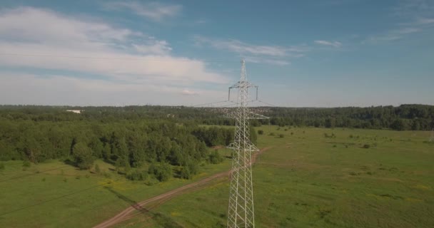 Vista superior, AERIAL: linhas eléctricas. Suportes elétricos de alta tensão. Transmissão de electricidade por fio. 4K — Vídeo de Stock