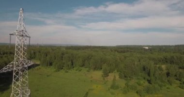 Ana sayfa görünümü, anteni: güç hatları. Elektrik yüksek gerilim destekler. İletim elektrik tel. 4k