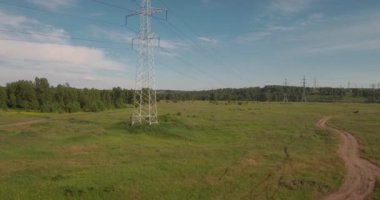 Ana sayfa görünümü, anteni: güç hatları. Elektrik yüksek gerilim destekler. İletim elektrik tel. 4k