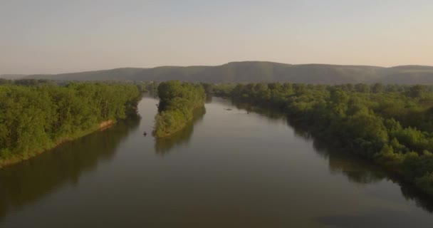 Luftaufnahme. fliegen über den schönen Fluss in der Nähe einer kleinen Stadt. Luftaufnahme. Landschaftspanorama. 4k — Stockvideo