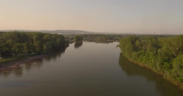 Вид з повітря. Літати над прекрасною річкою поблизу маленького міста. Повітряна камера стріляла. Пейзажна панорама. 4-кілометровий — стокове відео