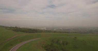 Havadan görünümü. kırsal yol alanlar arasında kırsal smog ile yeşil alan arasında. Hava kirliliği sanayi kenti çevresinde. 4k