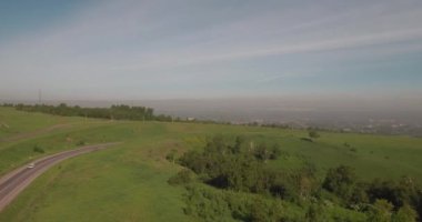 Havadan görünümü. kırsal yol alanlar arasında kırsal smog ile yeşil alan arasında. Hava kirliliği sanayi kenti çevresinde. 4k