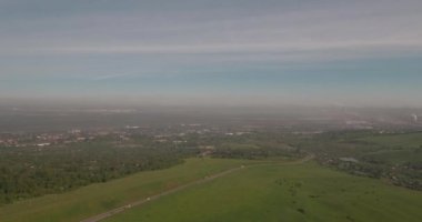 Havadan görünümü. kırsal yol alanlar arasında kırsal smog ile yeşil alan arasında. Hava kirliliği sanayi kenti çevresinde. 4k