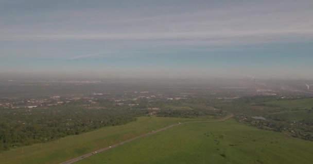 Vue aérienne. route rurale entre les champs, route de campagne entre les champs verts avec smog. pollution atmosphérique autour de la ville industrielle. 4K — Video