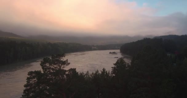 Вид с воздуха. Горная река, над которой рождается и плавает туман. 4K — стоковое видео
