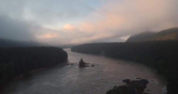 Luchtfoto. Berg rivier waarlangs geboren en drijft mist. Rusland, berg Altaj, Katun rivier. 4k — Stockvideo