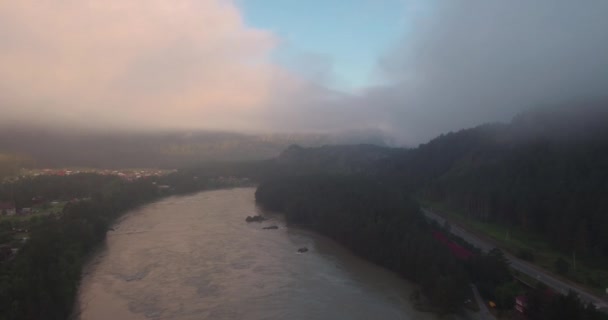 鸟瞰。山上的河流, 这是出生和漂浮的雾。4k — 图库视频影像