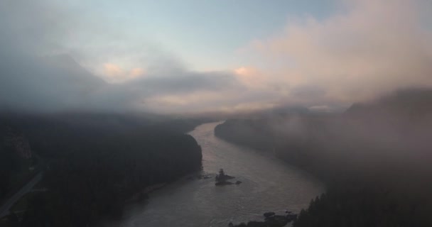 空撮。どの山川が生まれて、霧に浮かぶ。ロシア、アルタイ山カトゥニ川。4 k — ストック動画